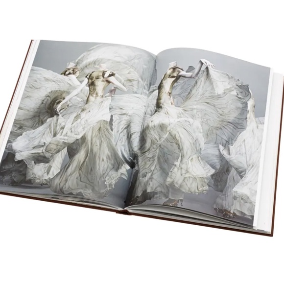 Bundle *NEW* GIANT McQueen + CHANEL BONUS! Designer XL Coffee Table Book - Picture 5 of 6